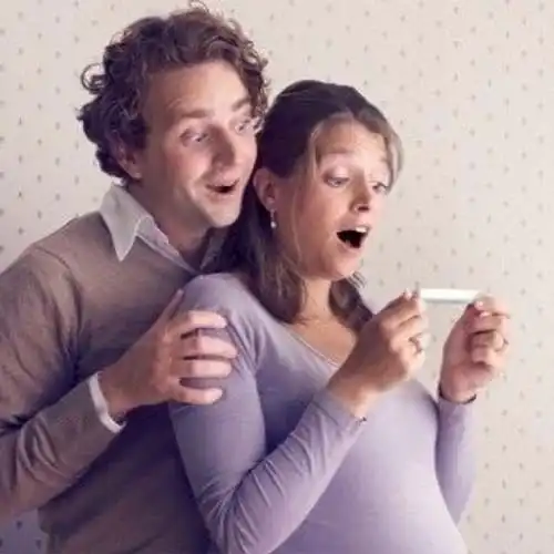Couple heureux après un traitement de fertilité réussi en Tunisie