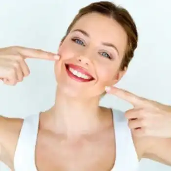 Sourire éclatant après pose de facettes et implants dentaires en Tunisie avec MedicaTour